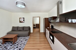 家庭公寓, 1 间卧室, 简易厨房 | 起居区 | 平板电视