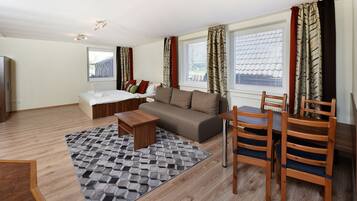 Family Studio, Kitchenette | Desk, blackout drapes, free WiFi, bed sheets