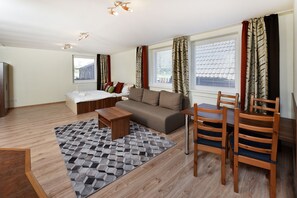 Estudio familiar, cocineta | Escritorio, cortinas blackout, wifi gratis y ropa de cama 