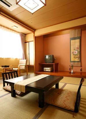 Minibar, in-room safe, desk, free WiFi
