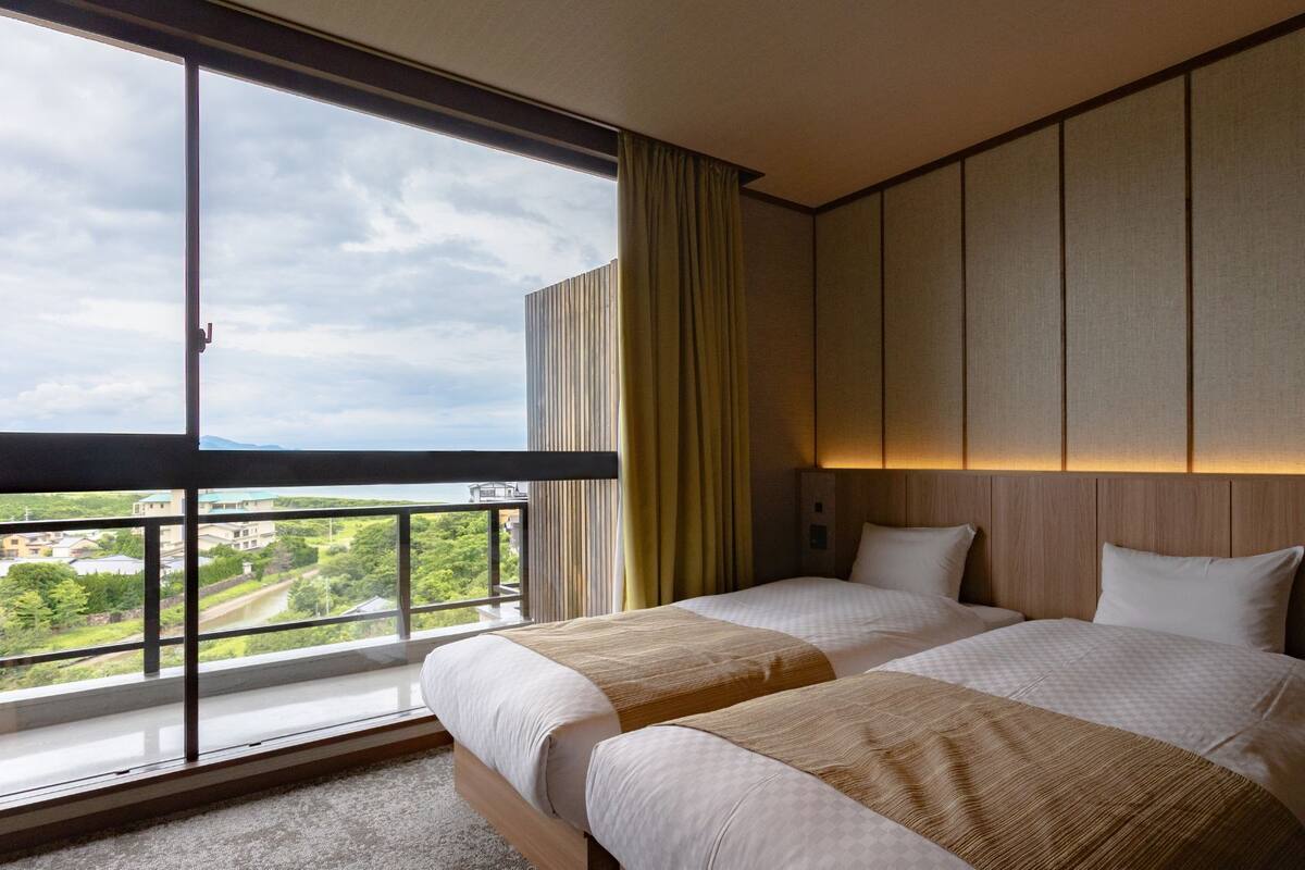 Minibar, safe på rommet, skrivebord og blendingsgardiner