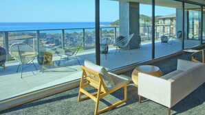 A balcony with seating and a view of the ocean. - Kasyouen Bettei Fuka - Adult Only (Kyotango)