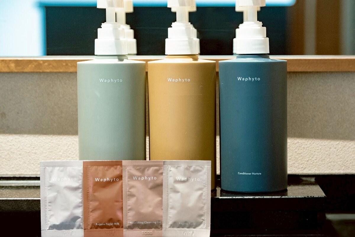 Bathroom amenities | Separate tub and shower, spring water tub, free toiletries, hair dryer