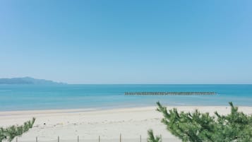 Playa en los alrededores y playa de arena blanca