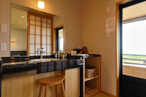 Chambre traditionnelle, vue sur la mer | Coffre-fort, accès au Wi-Fi (inclus), literie fournie