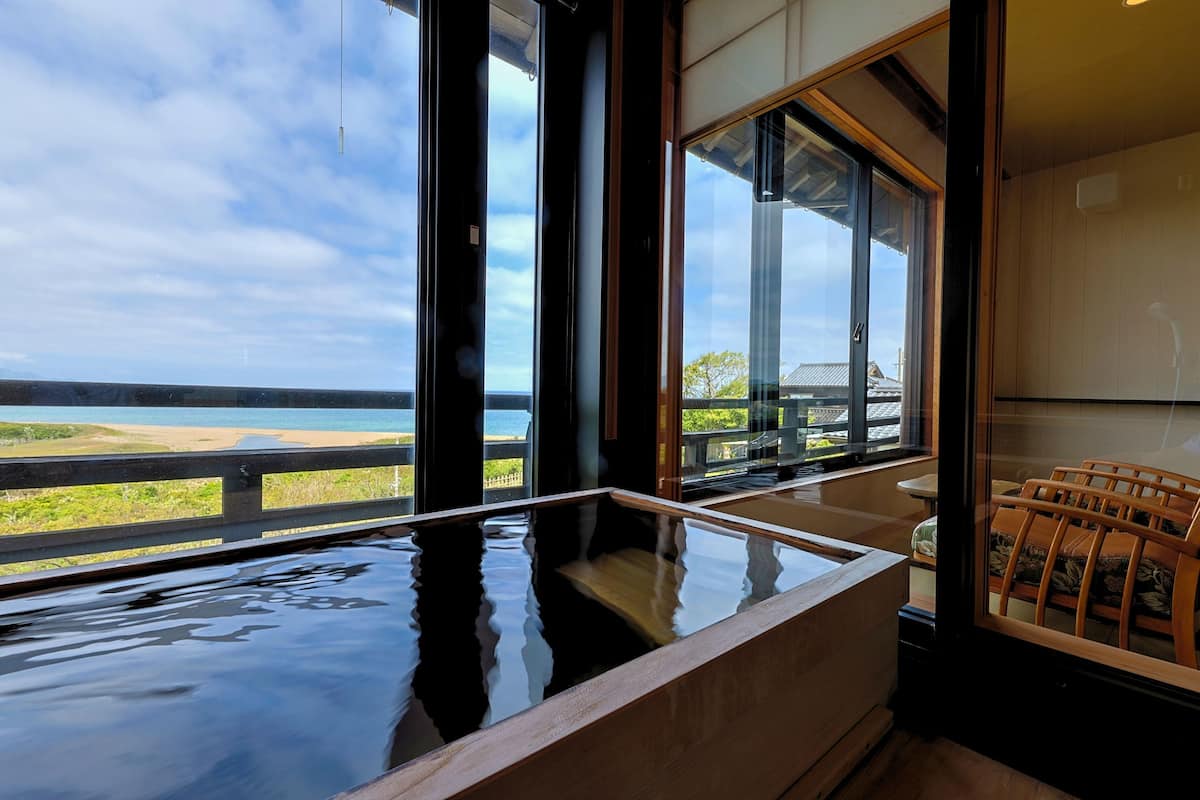 Chambre traditionnelle, vue sur la mer | Salle de bain | Articles de toilette (gratuits), pantoufles, serviettes fournies
