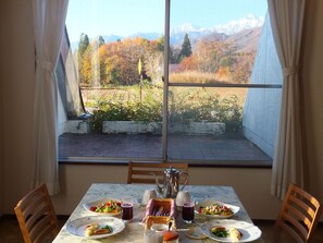 Daily full breakfast (JPY 1000 per person)