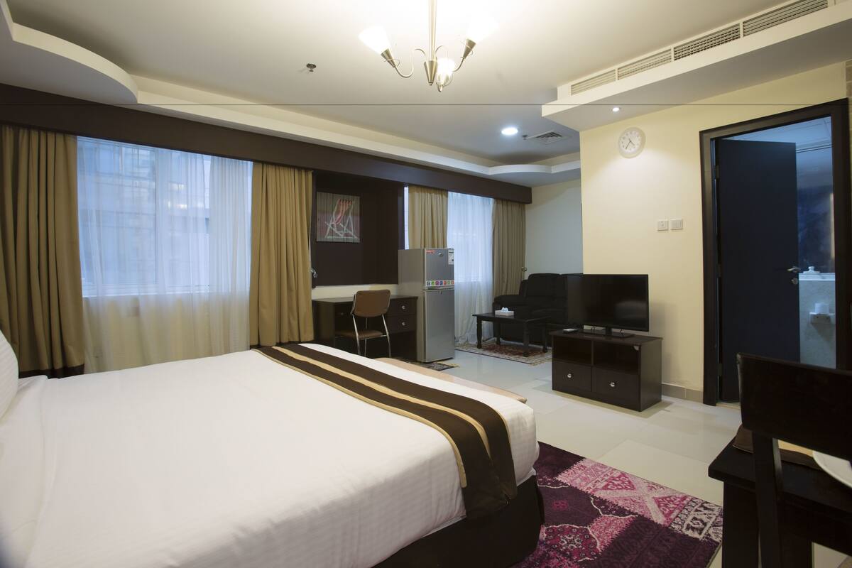 Studio, 1 Katil Raja (King) | Peti besi dalam bilik, meja, seterika/papan seterika, Wi-fi percuma 