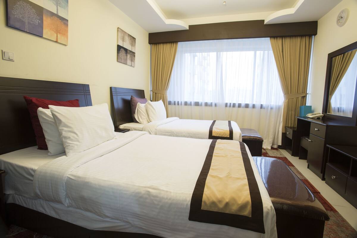 Apartment, 2 Bedrooms | Peti besi dalam bilik, meja, seterika/papan seterika, Wi-fi percuma 