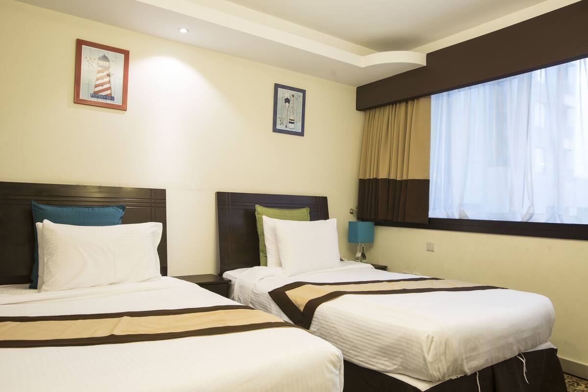 Peti besi dalam bilik, meja, seterika/papan seterika, Wi-fi percuma 
