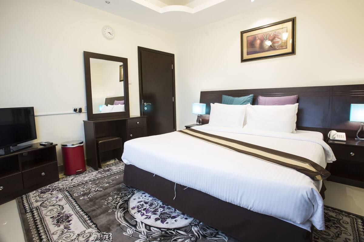 Apartment, 1 Bedroom (King) | Peti besi dalam bilik, meja, seterika/papan seterika, Wi-fi percuma 