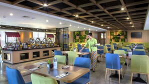 Un restaurante con barra libre, varias zonas de estar y un bar.