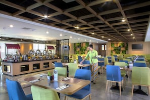 Breakfast, lunch and dinner served - Hotel Dafam Pacific Caesar Surabaya (Surabaya)