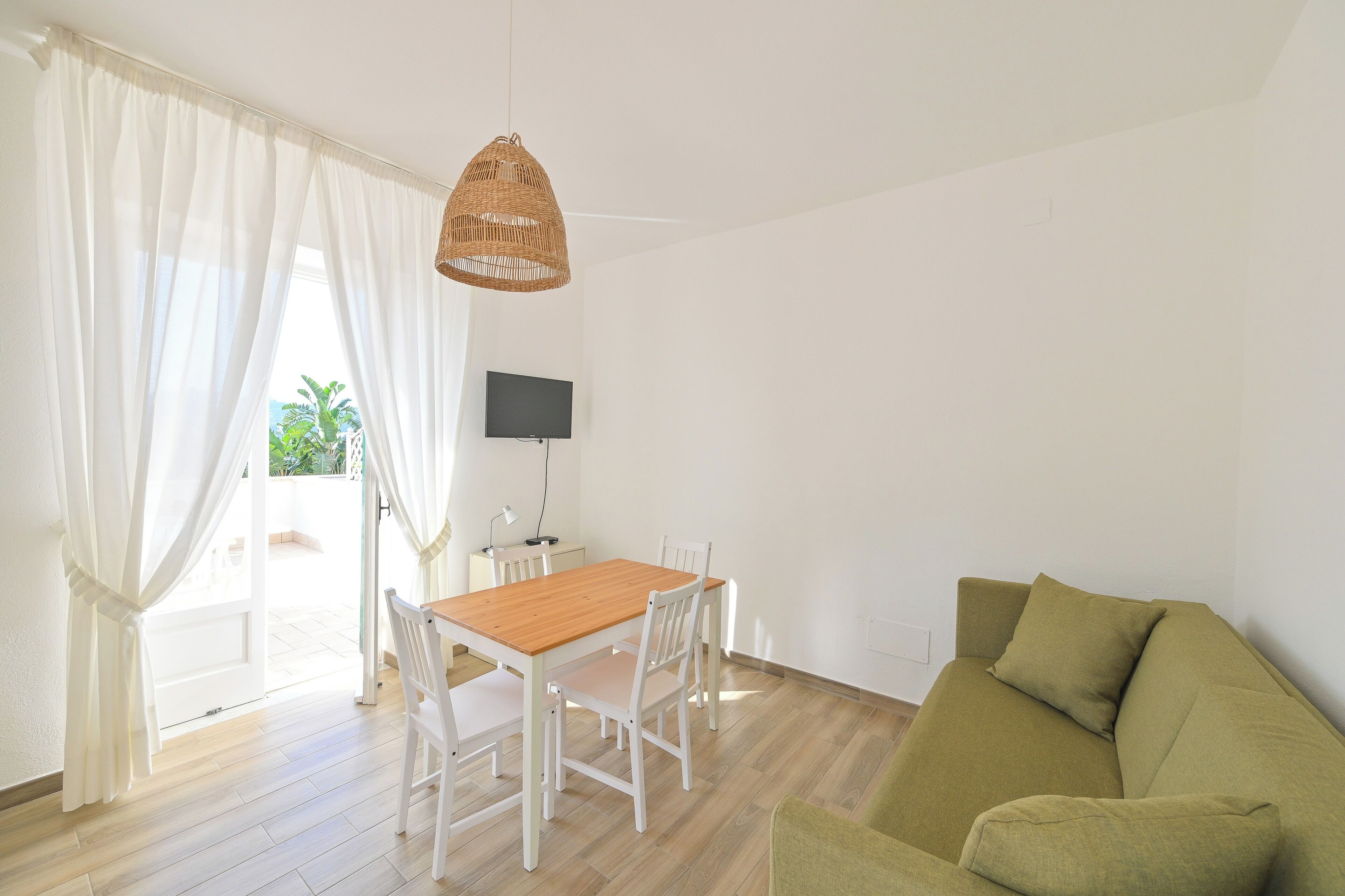 Apartament, 1 dormitori, terrassa, vistes al mar | Sala d'estar | Televisor 