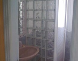 Habitación doble | Baño | Artículos de higiene personal gratuitos, secador de pelo y toallas
