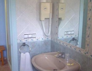 Tweepersoonskamer | Badkamer | Gratis toiletartikelen, een haardroger, handdoeken