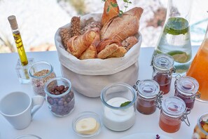 Free continental breakfast - Icon Suites (Thasos)
