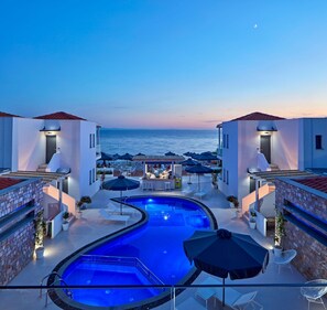 Piscine extérieure (ouverte en saison), parasols de plage