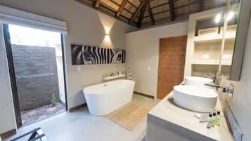 Leopard Room | Bathroom | Separate tub and shower, free toiletries, hair dryer, bathrobes