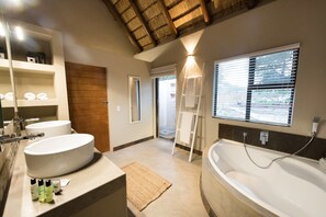 Lion Room  | Bathroom | Separate tub and shower, free toiletries, hair dryer, bathrobes - Bushbaby River Lodge (Hoedspruit)