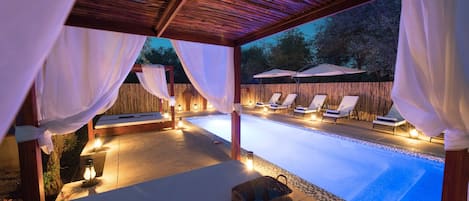 Outdoor pool, pool umbrellas, sun loungers