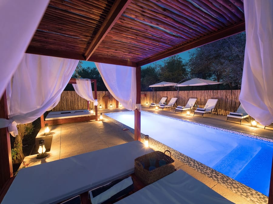 Utendørsbasseng, bassengparasoller og solsenger