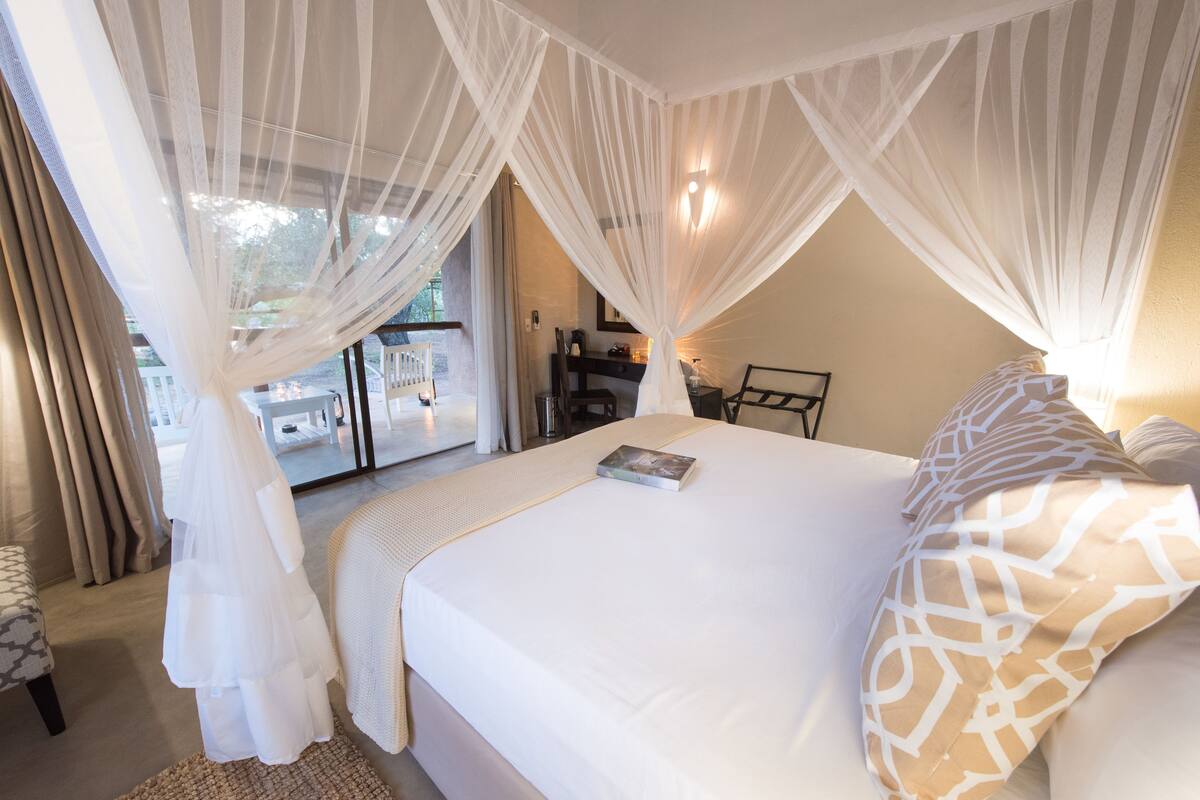 Egyptian cotton sheets, premium bedding, minibar, in-room safe