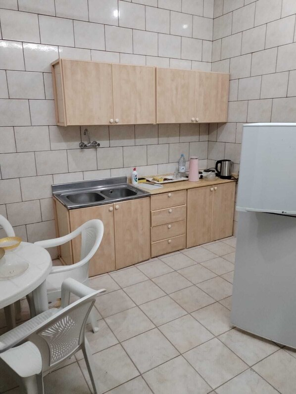 Full-size fridge - Al Eairy Furnished Apartments Hail 1 (Ha'il)