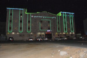 Habitación individual básica | Área de sala de estar | Televisión LCD de 32 pulgadas con canales vía satélite y televisión 