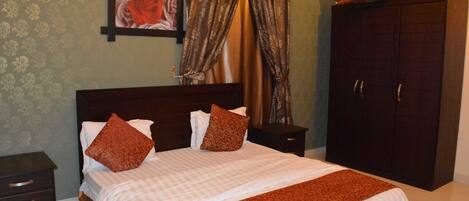 Apartment, 2 Bedrooms | Ruang tamu | 32 inci televisyen LCD dengan satelit, TV