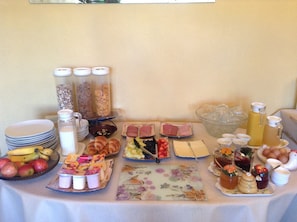 Buffet déjeuner gratuit tous les jours