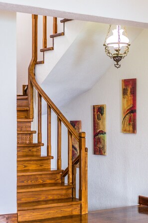 Villa, 5 habitaciones | Área de sala de estar | Televisión y chimenea