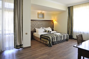 Family Room | Minibar, in-room safe, desk, iron/ironing board - Sarar Butik Hotel (Eskisehir)