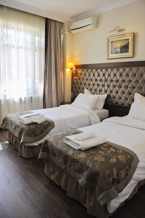 Classic Studio | Minibar, in-room safe, desk, iron/ironing board