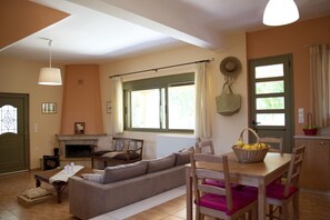 House, 3 Bedrooms (Olive) | Living area