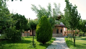 A stone pathway leading to a building with a tiled roof. - Agrotospita Country Houses (Nafplio)