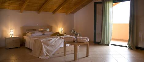 House, 4 Bedrooms (Pomegranate) | Desk, soundproofing, iron/ironing board, free cribs/infant beds