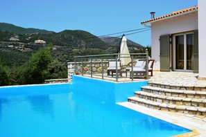 Outdoor pool, pool umbrellas, sun loungers - Villa Erato (Lefkada)