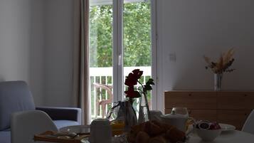 Appartement supérieur | Aire de séjour | Téléviseur à écran plat de 102 cm avec télévision par satellite