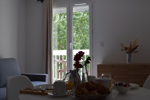 Superior Apartment | Living area | 102-cm flat-screen TV with satellite channels, TV - Hôtel et Appartements Les Platanes (Thueyts)