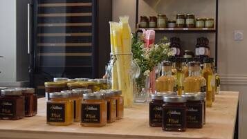Una exhibición de frascos y botellas de miel sobre una mesa de madera.