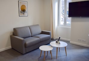 Appartamento Comfort | Area soggiorno | TV a schermo piatto 102 cm con canali satellitari, TV