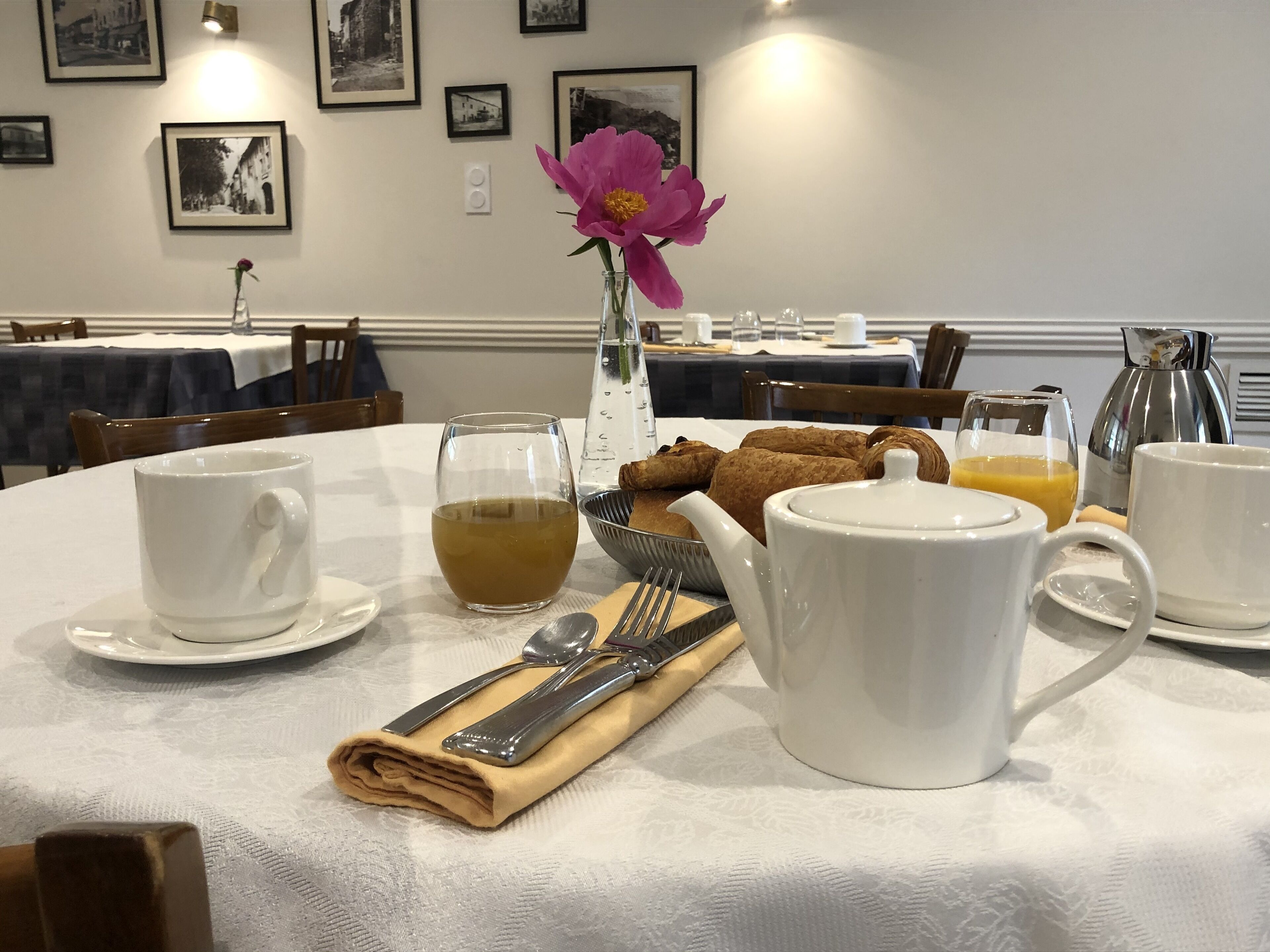 بوفيه فطور يوميًا بتكلفة قدرها (11.00 EUR للشخص)