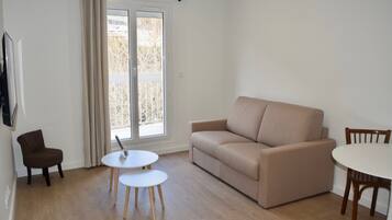 Superior-Apartment | Wohnbereich | 102-cm-Flachbildfernseher mit Satellitenempfang, Fernseher