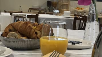 Desayuno buffet diario (EUR 11.00 por persona)