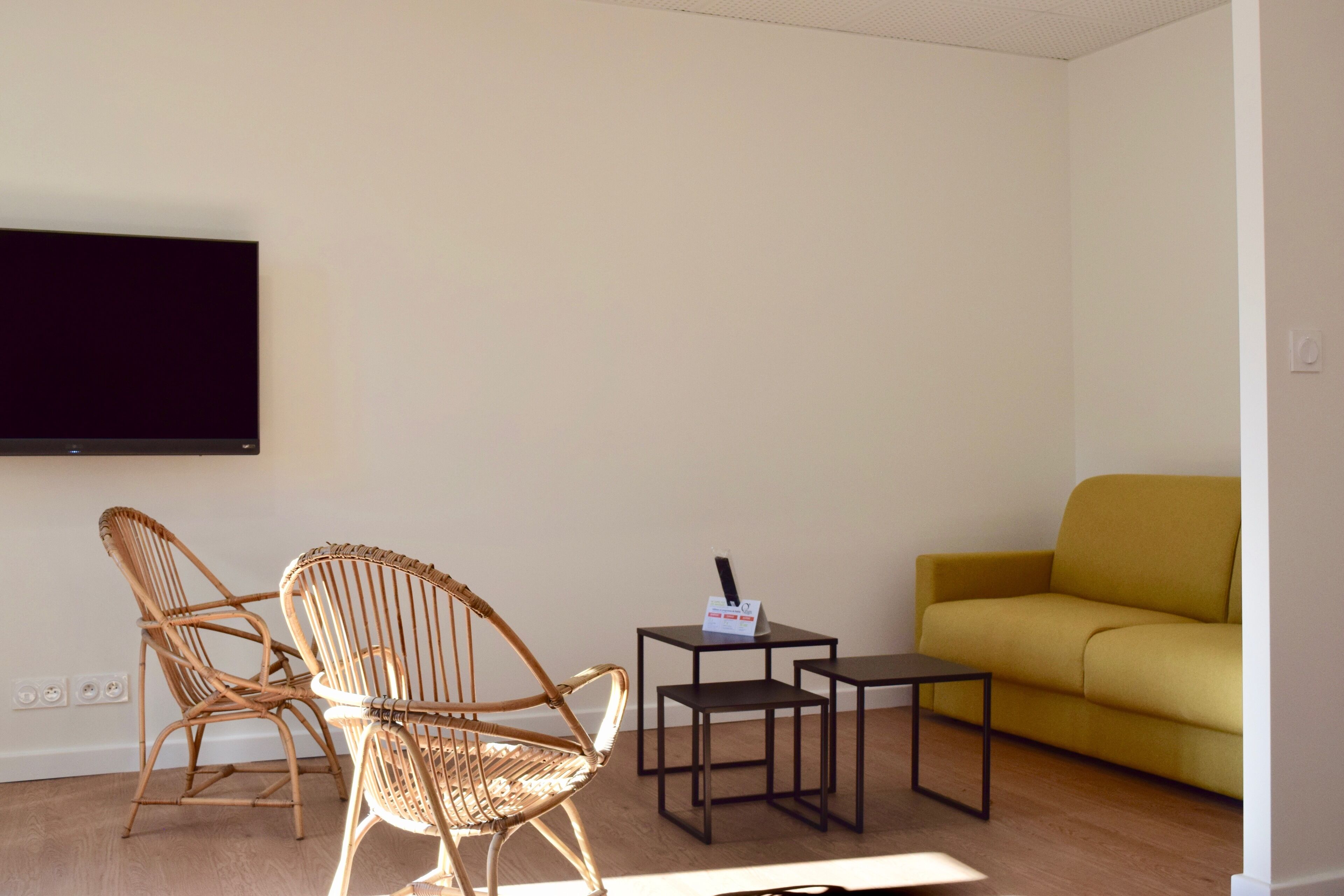 family apartment, 2 bedrooms | living area | 102-cm flat-screen tv with satellite channels, tv