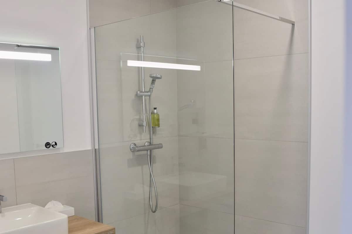 family apartment, 2 bedrooms | bathroom | shower, free toiletries, hair dryer, towels