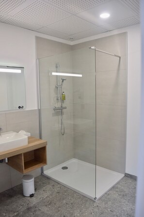 Apartemen Keluarga, 2 kamar tidur | Kamar mandi | Shower, perlengkapan mandi gratis, pengering rambut, dan handuk
