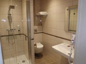 Dybe badekar, gratis toiletartikler, hårtørrer, håndklæder
