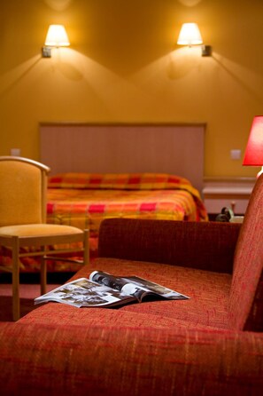 Desk, soundproofing, iron/ironing board, free cots/infant beds - Hôtel Restaurant Le Parc (Moulins)